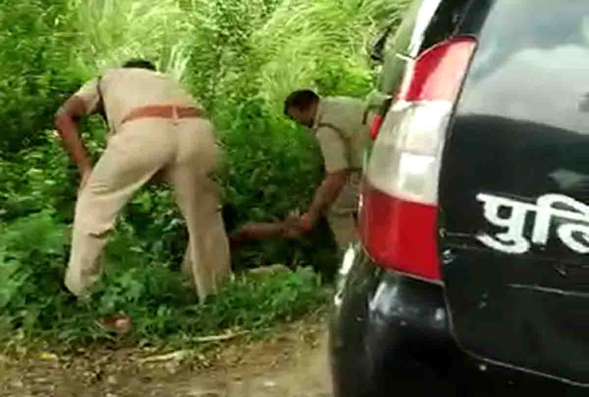 kanpur police two constable fighting middle on the road, suspended