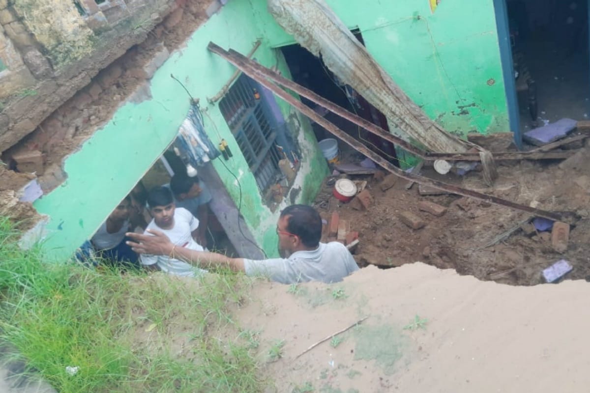 house roof collapse due to rain in baghpat district