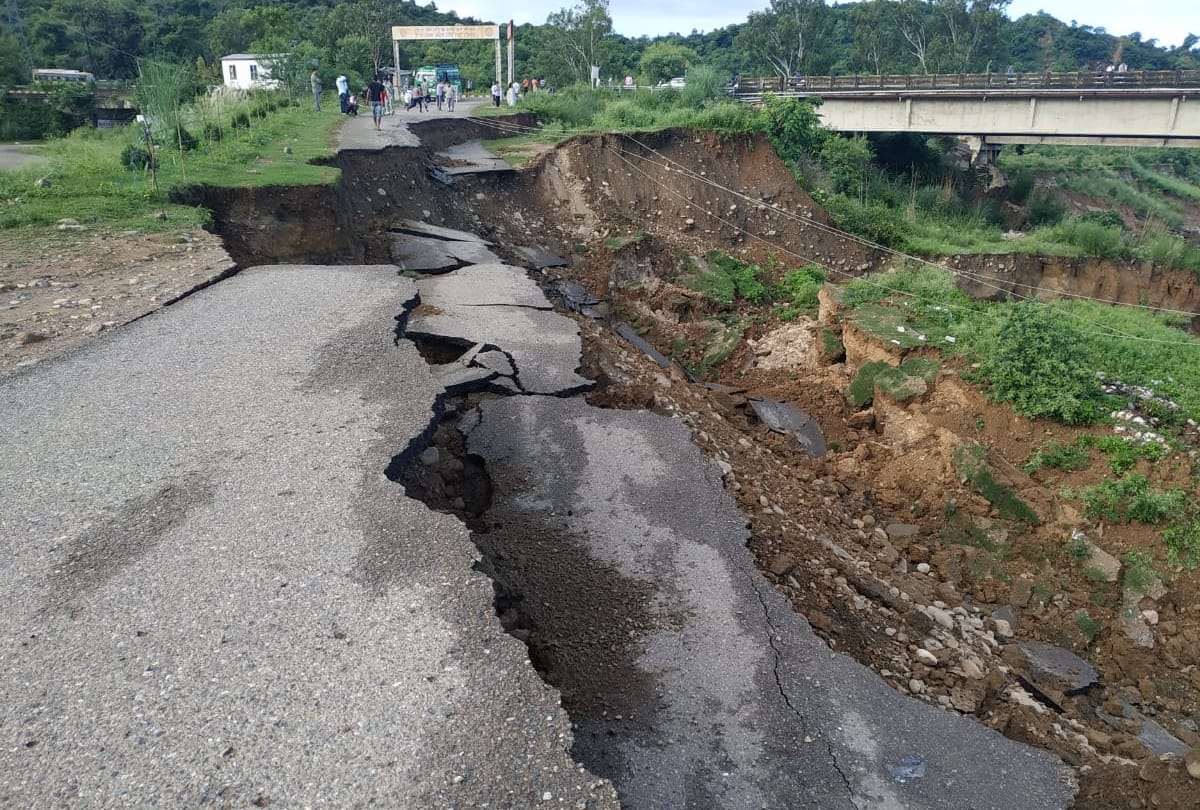 Heavy Rain in Himachal Landslides blocked Nine Highway and 887 roads in Himachal Pradesh