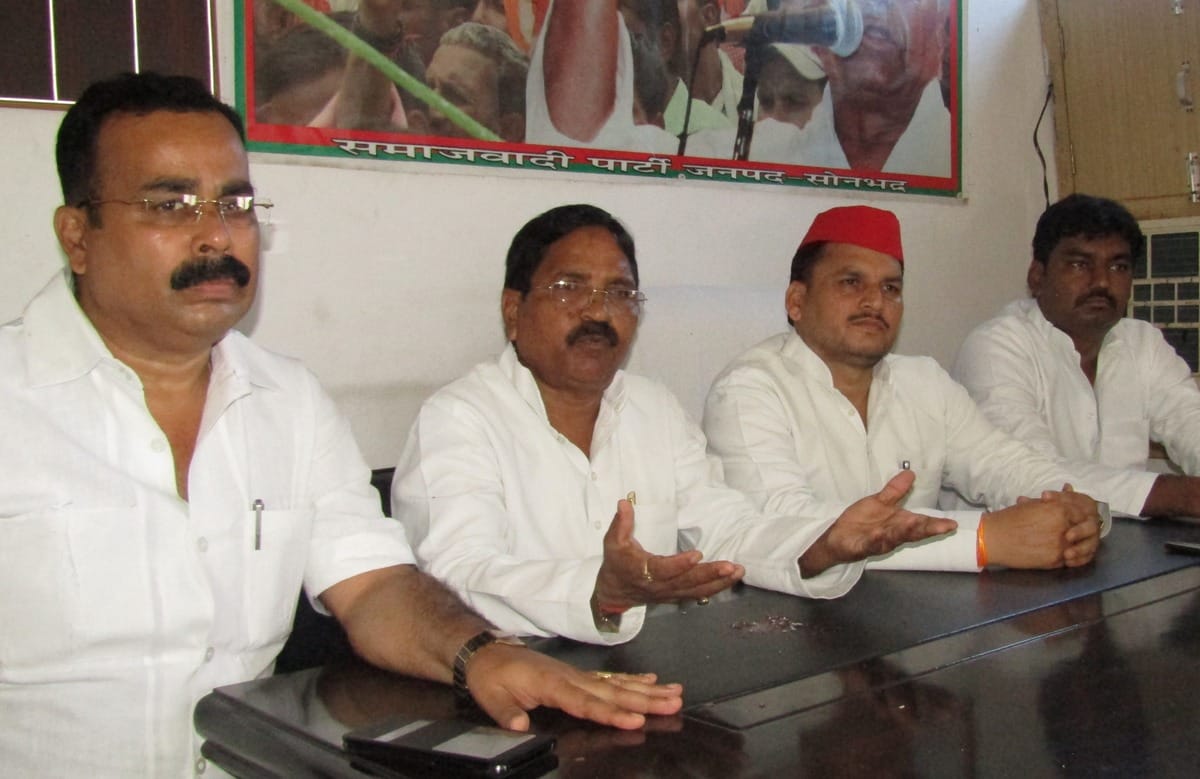 samajwadi party leader protest out of up up Legislative Assembly for Sonbhadra massacre victims