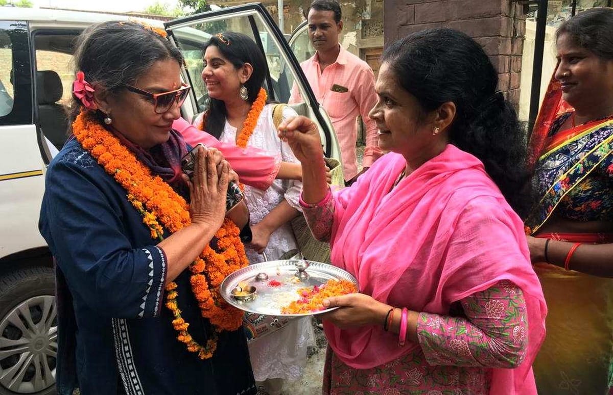 shabana azmi reached people welcomed in mezwan azamgarh