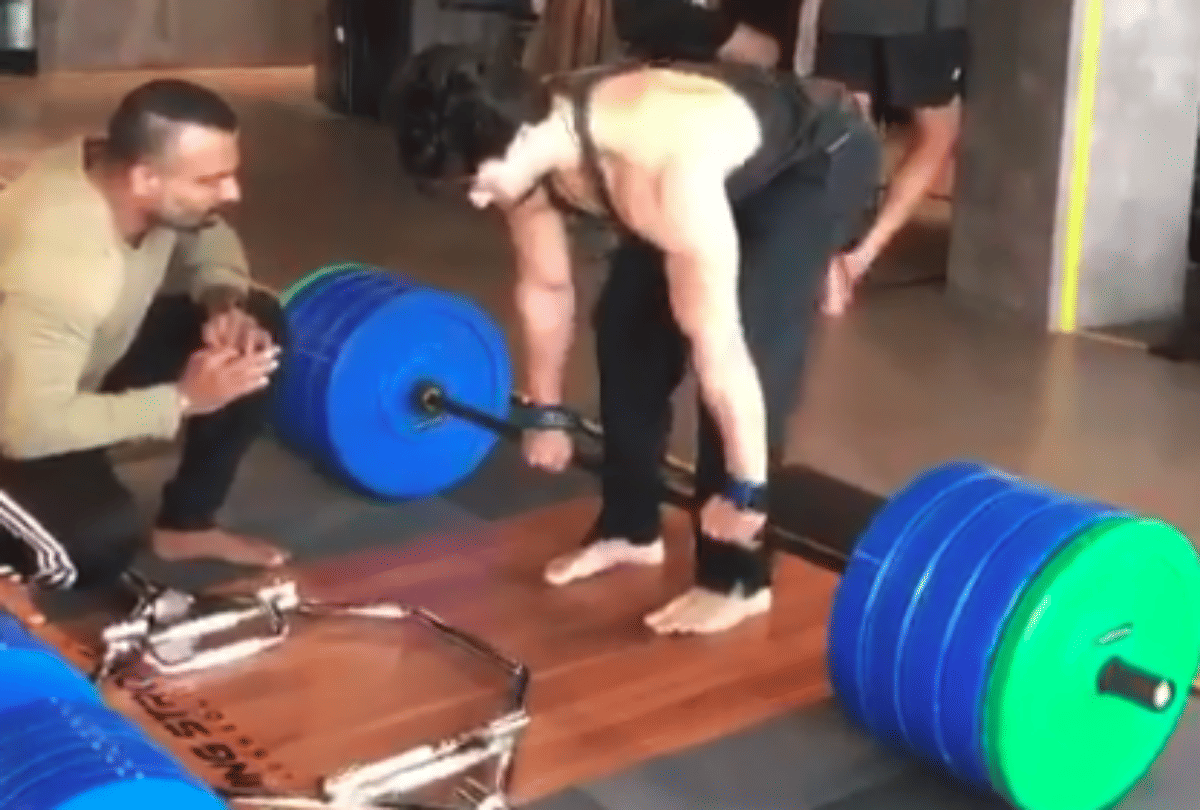tiger shroff workout session when he lifts 200 kg ishaan khatter reaction