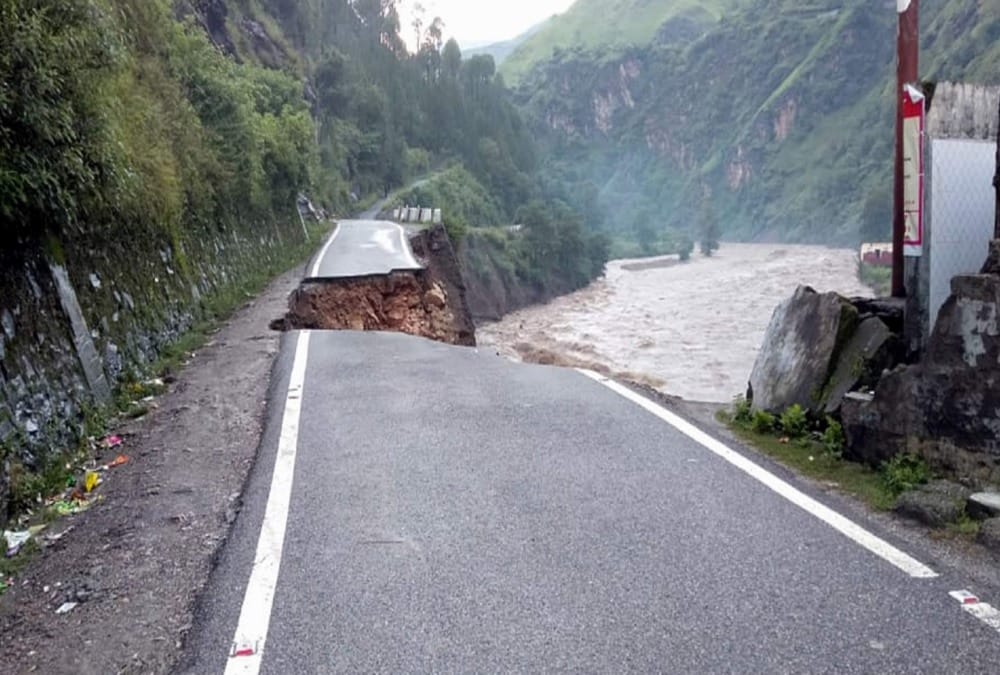 Landslide on gangotri and yamunotri Highway many roads blocks