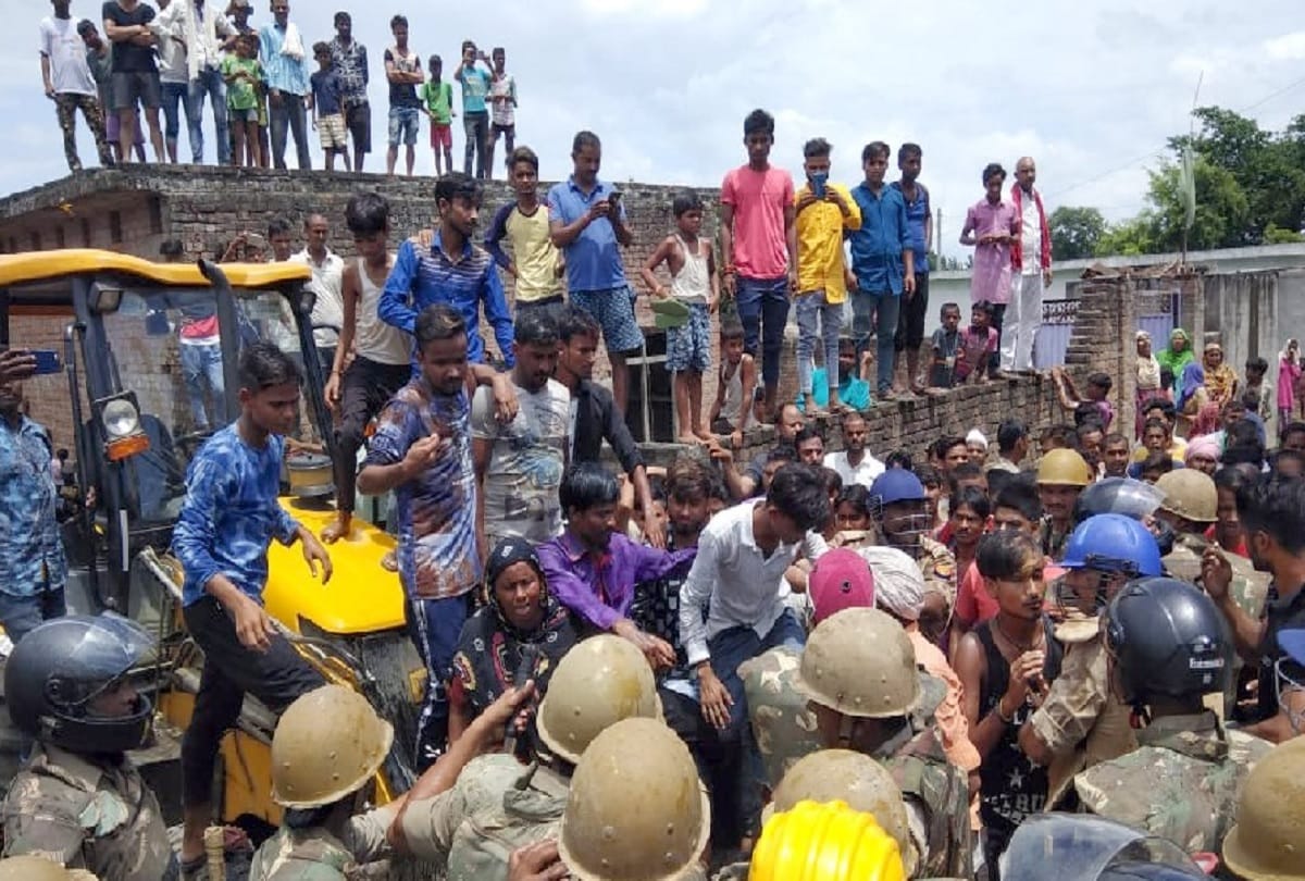 Attempted to burn officers by kerosene, Bareilly, UP