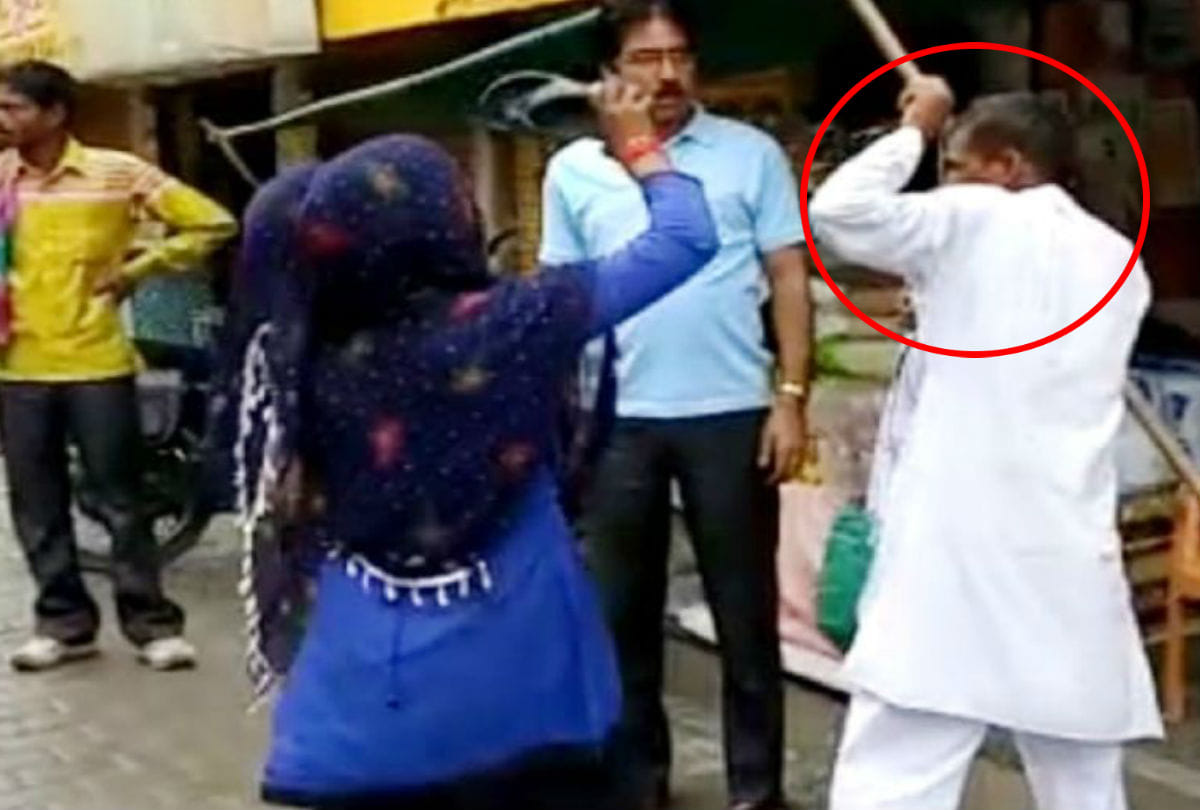 Woman beat man on eve teaser with slippers in kasganj Hindi News