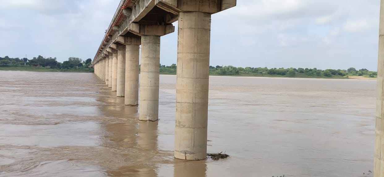 Yamuna flowing below one and a half meter below the danger mark, the beats increased