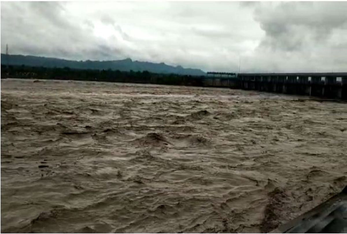 water level increase in yamuna flood threat in delhi