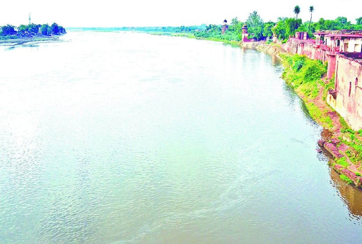 flood situation due to water level increasing of yamuna and chambal river in agra