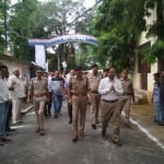 बलिया जेल से बाहर निकलते डीएम, एसपी व लोग