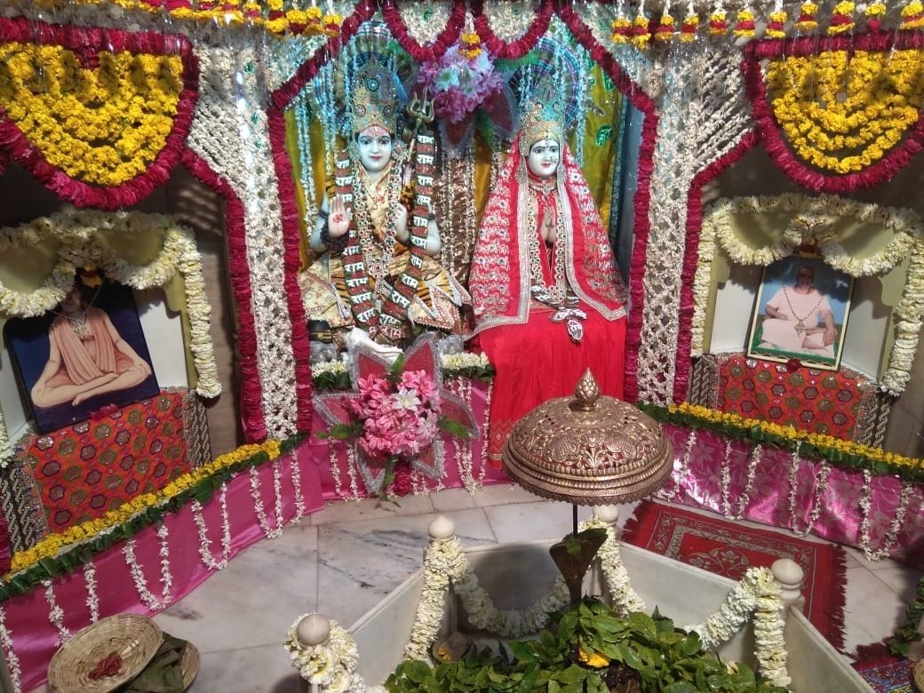 shiv parvati sit in flower banglo