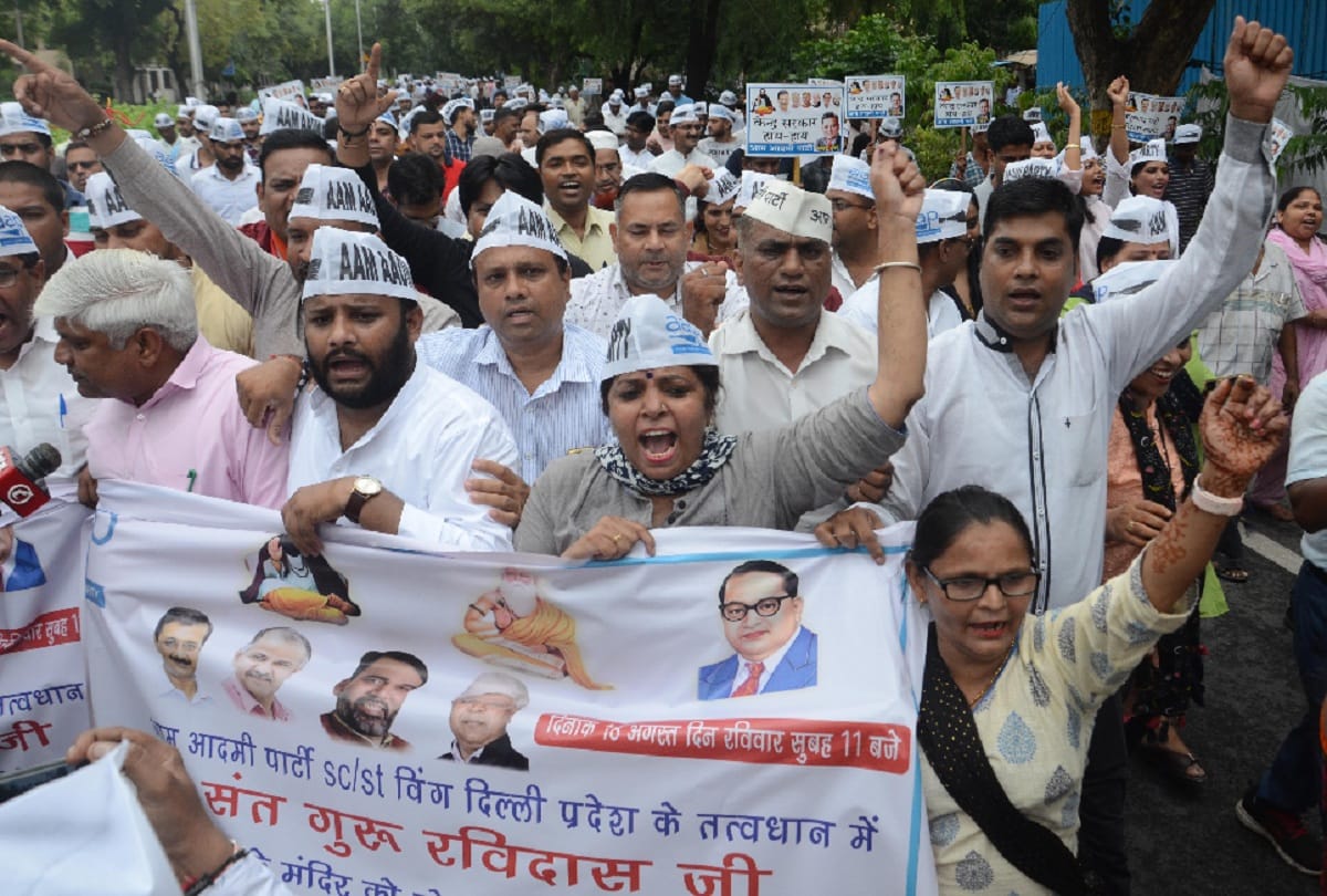 aap protest at bjp headquarters over ravidas temple demolition