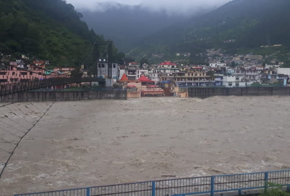 Alaknanda And Bhagirathi River crossed danger level in devprayag panic in public