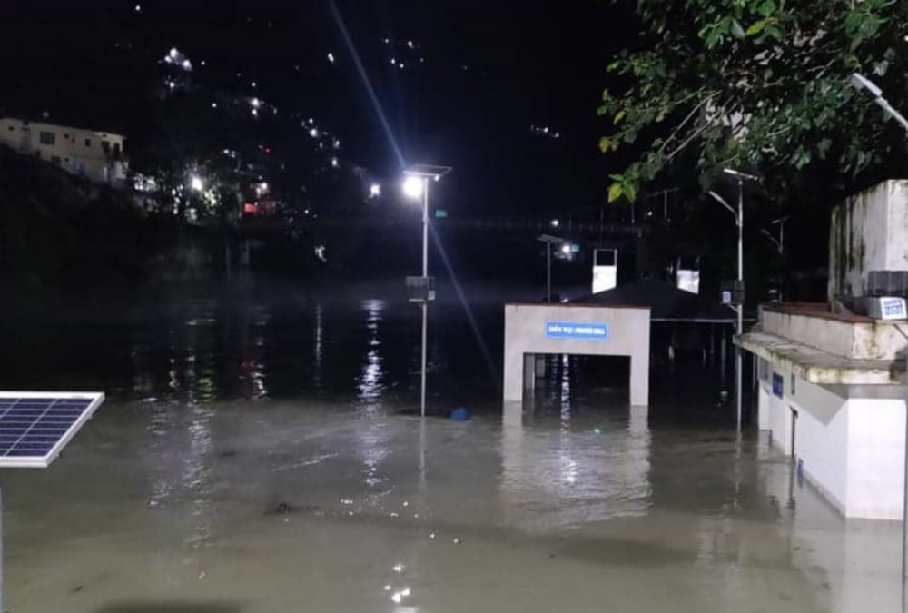 Alaknanda And Bhagirathi River crossed danger level in devprayag panic in public