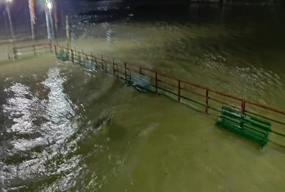 Alaknanda And Bhagirathi River crossed danger level in devprayag panic in public