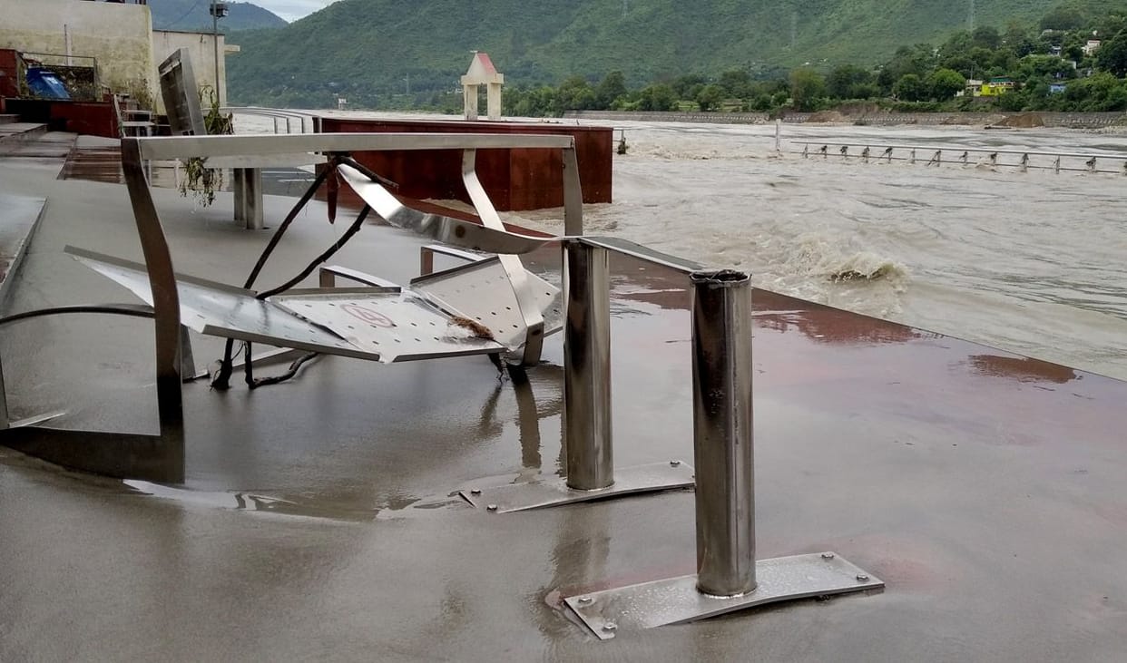 Water level of Alaknanda river rises