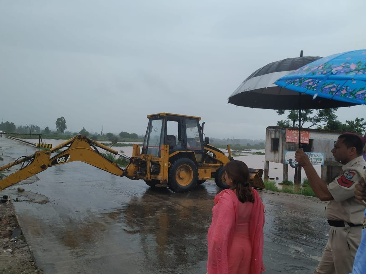 panchkula-derabassi road traffic stopped due to gagar river overflow