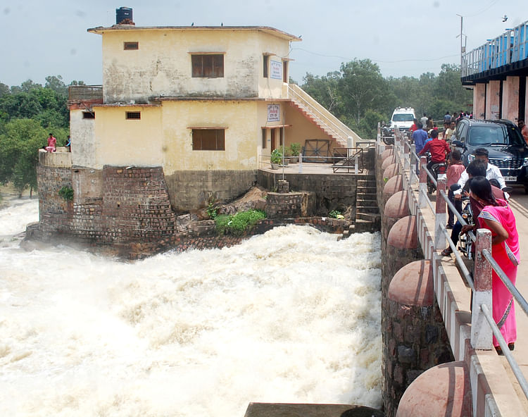 Water Level Increased Eight Gate Of Govind Sagar Dam Opened - Lalitpur News  - पानी बढ़ने से गोविंद सागर बांध के आठ गेट खोले