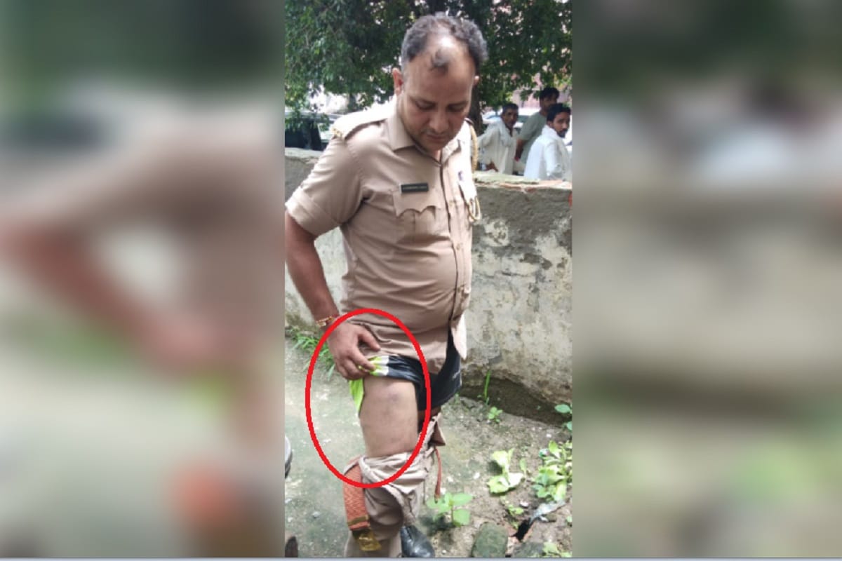 Policemen beating a soldier in Baghpat city and investigation start in case