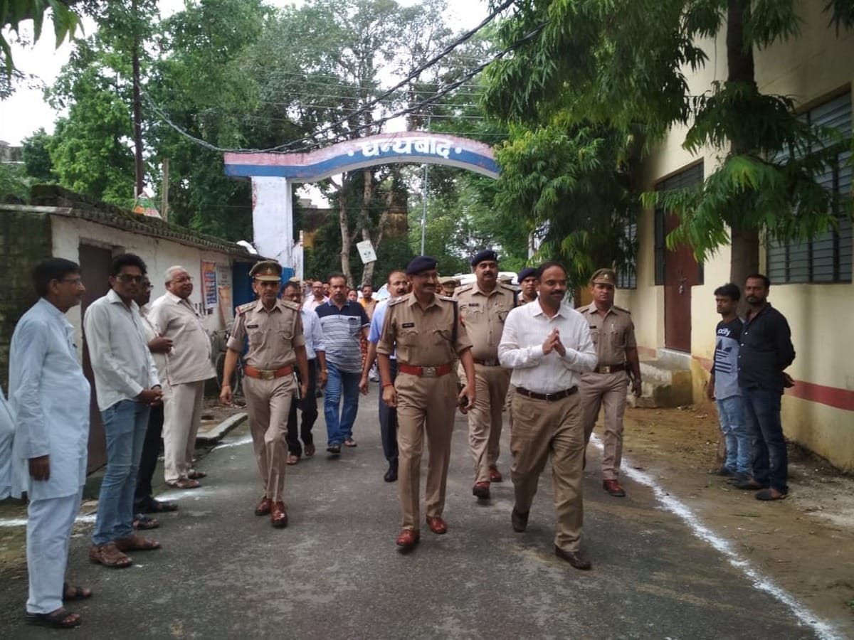 Ballia Sacrifice Day people Raise slogans of Inquilab Zindabad after dist jail gate opened in ballia