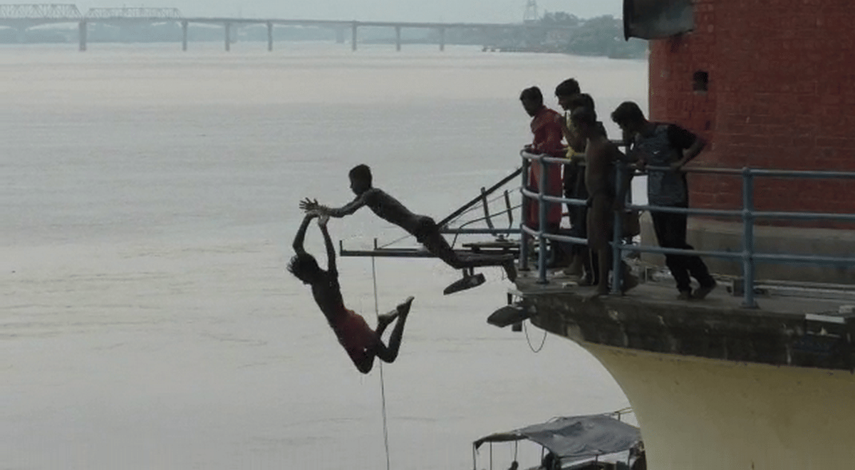 video children Jumping upon Pampig House in ganga bhadaini Varanasi