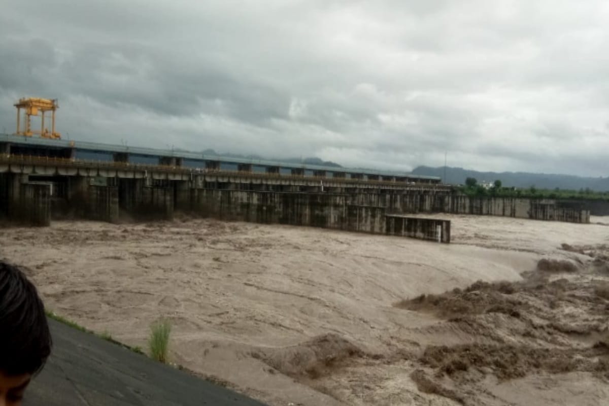 ganga river reached above danger mark in western UP, flood in Onshore areas in Meerut
