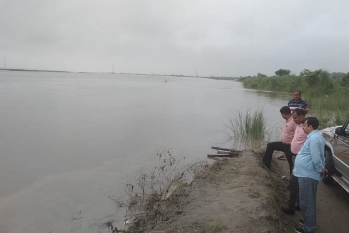 ganga river reached above danger mark in western UP, flood in Onshore areas in Meerut