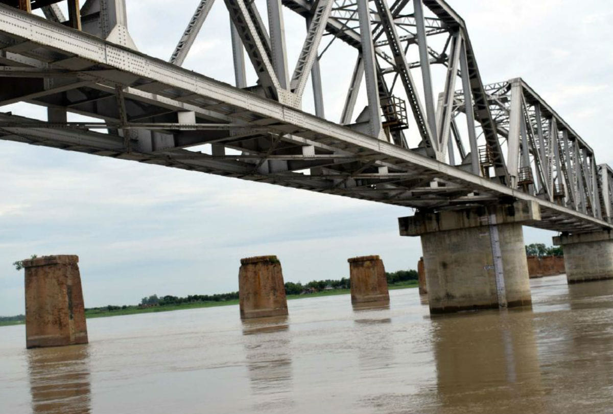 medium flood Signs in Ganga River Kasganj News In Hindi