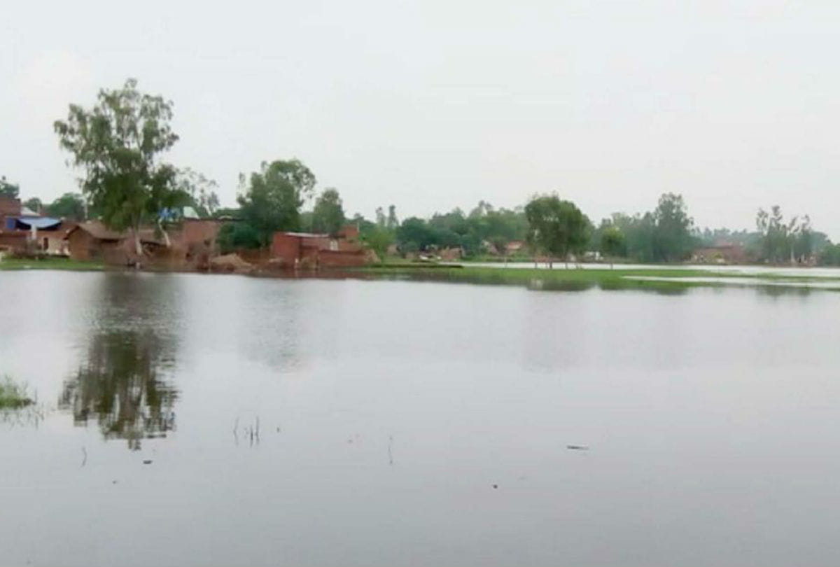 medium flood Signs in Ganga River Kasganj News In Hindi