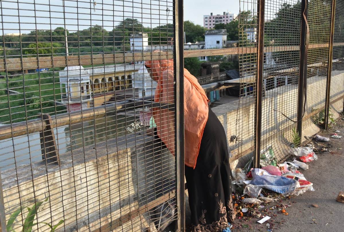 people are throwing garbage in the gomti river