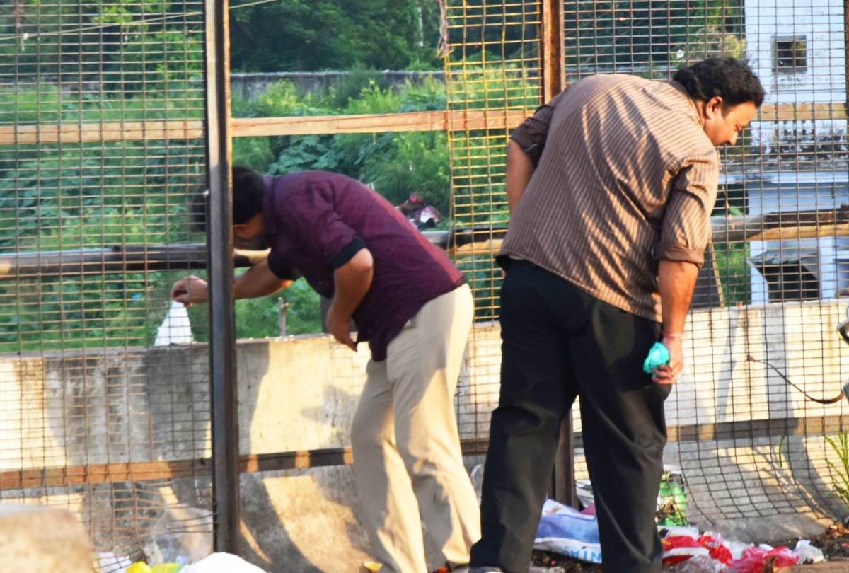 people are throwing garbage in the gomti river