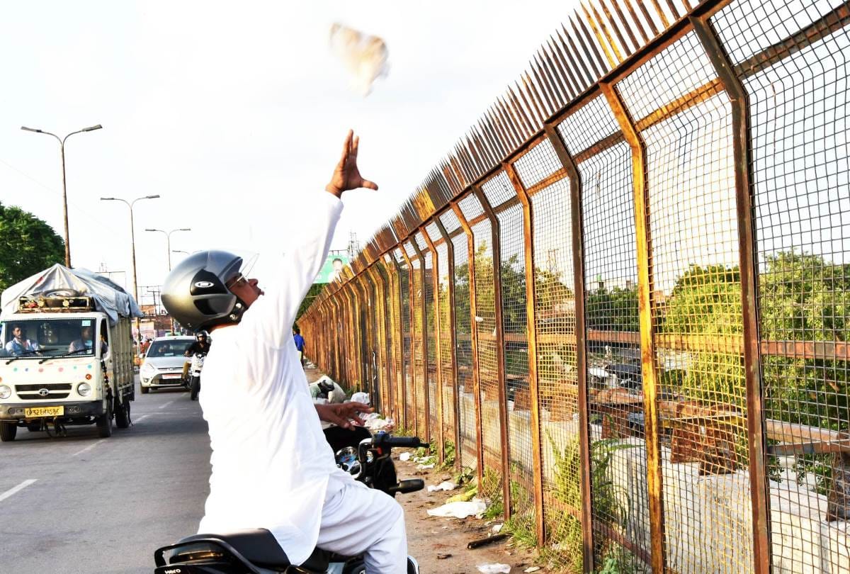 people are throwing garbage in the gomti river