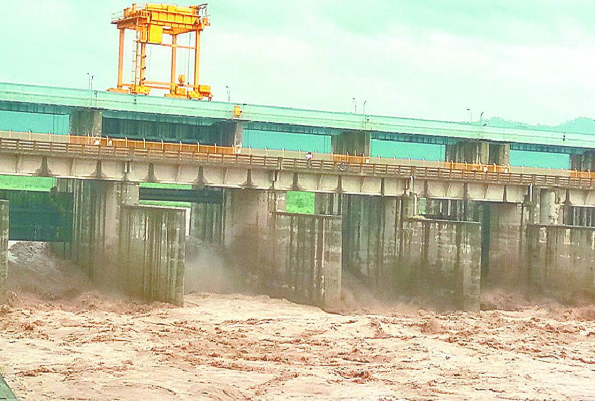 flood alert yamuna river water level reached danger mark in agra