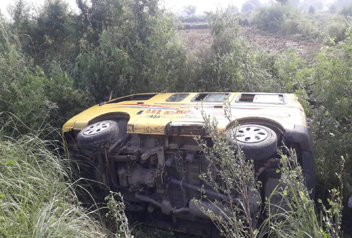 Many school students injured during a Road accident in Hathras