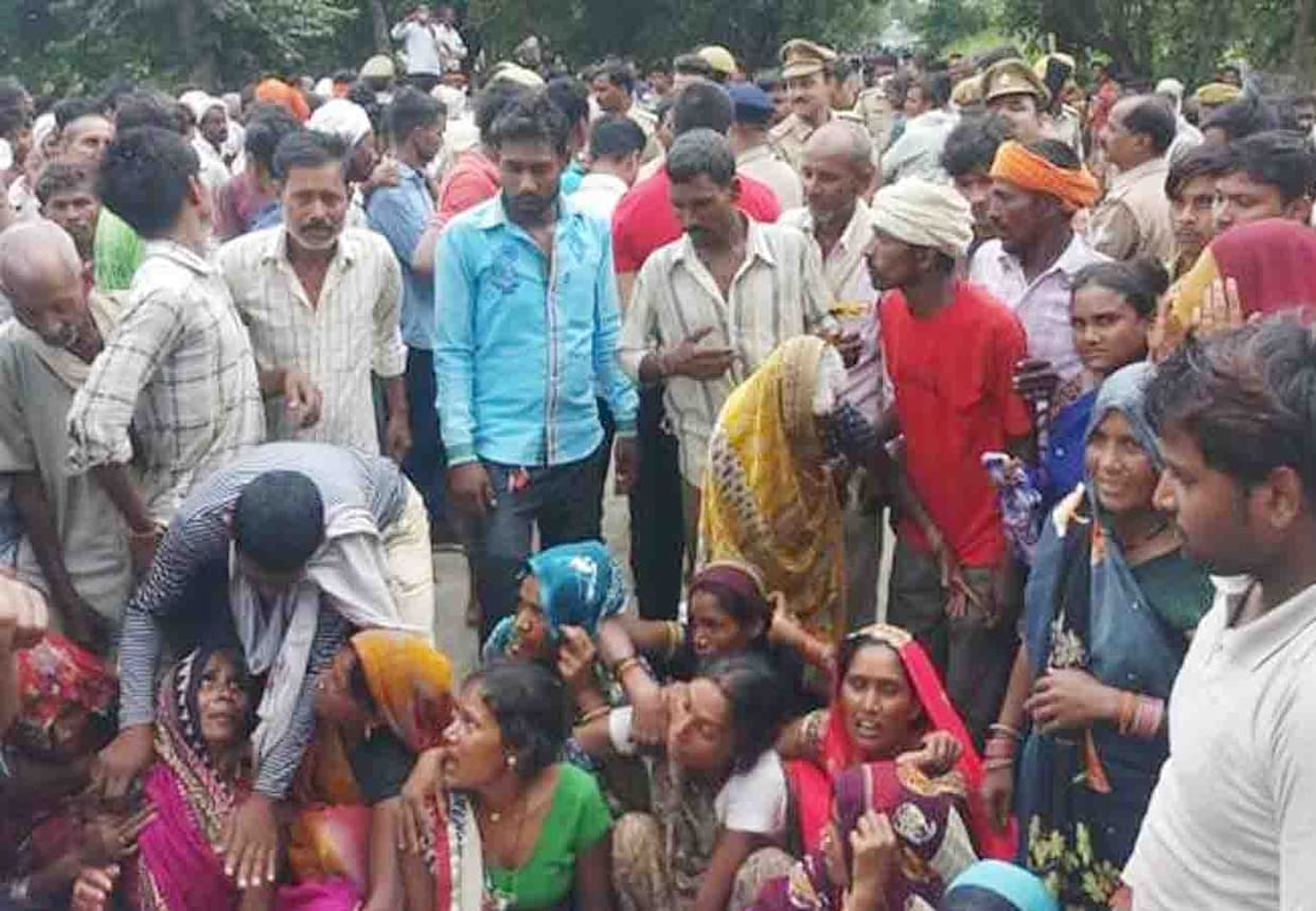 road accident in fatehpur, father and son died, three people injured