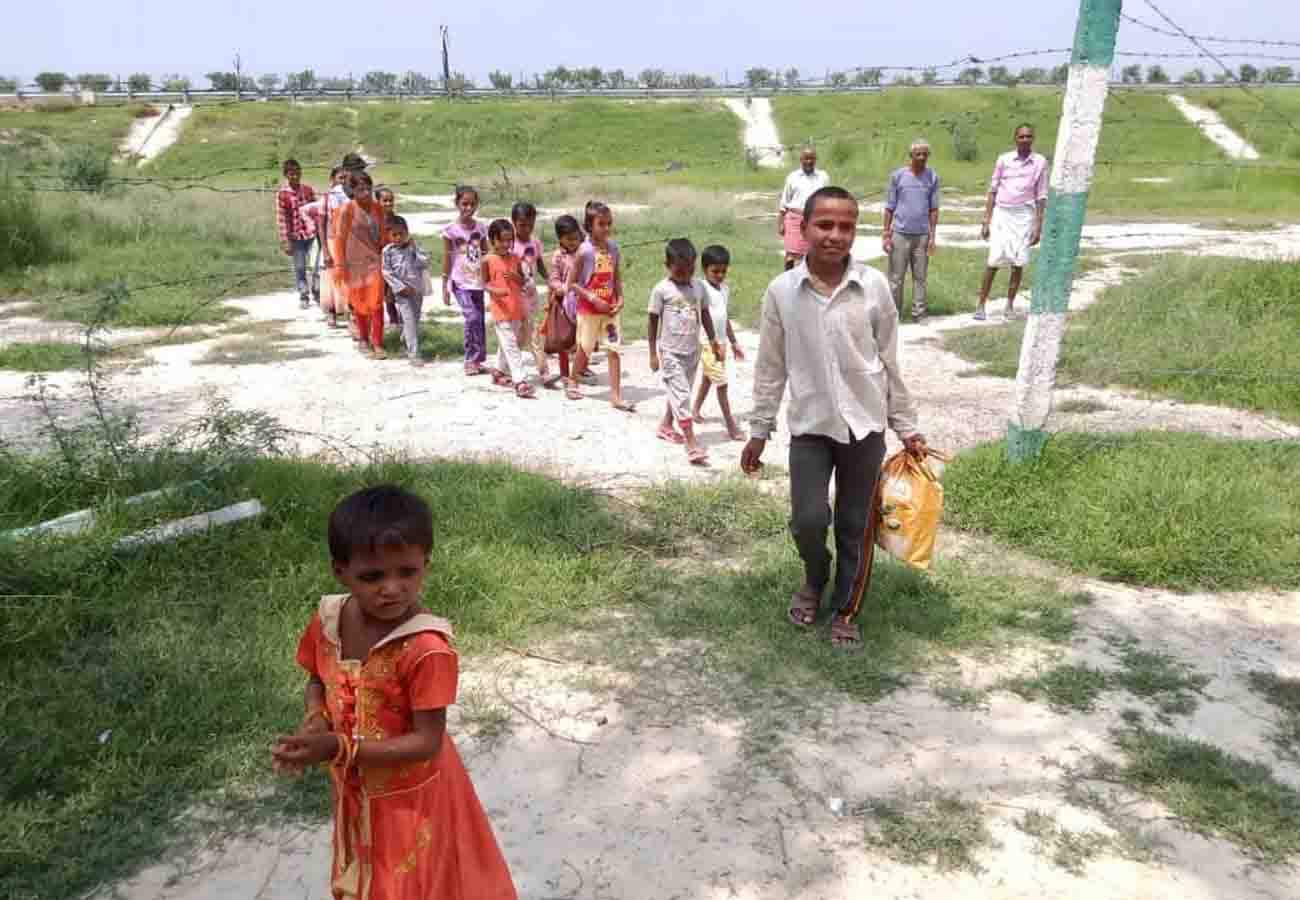 Children's suffer difficulties going to school in etawah