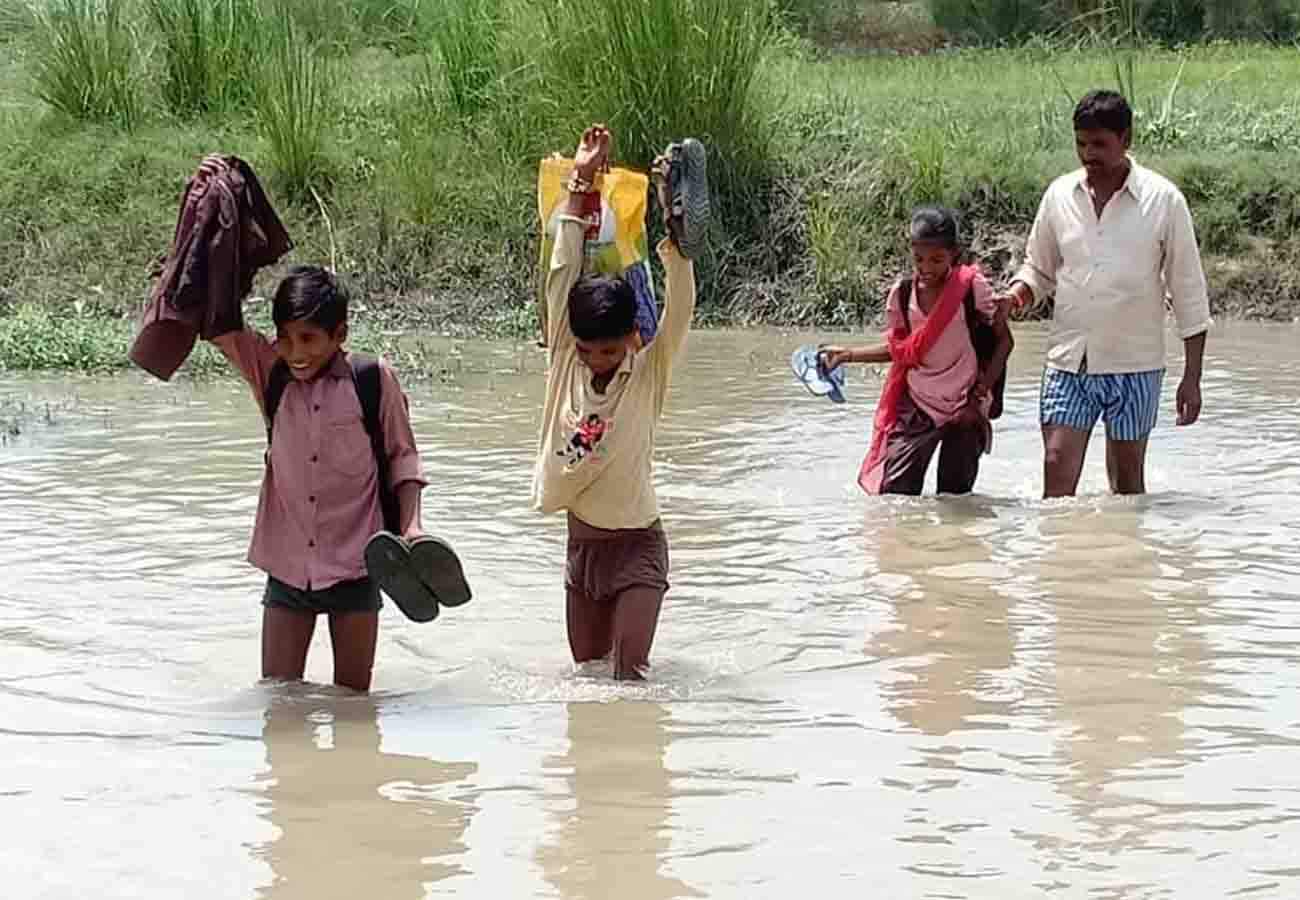 Children's suffer difficulties going to school in etawah
