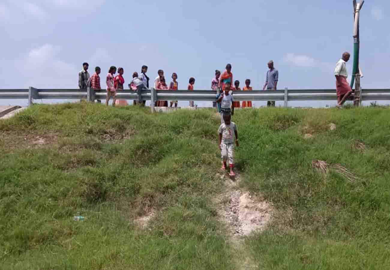 Children's suffer difficulties going to school in etawah