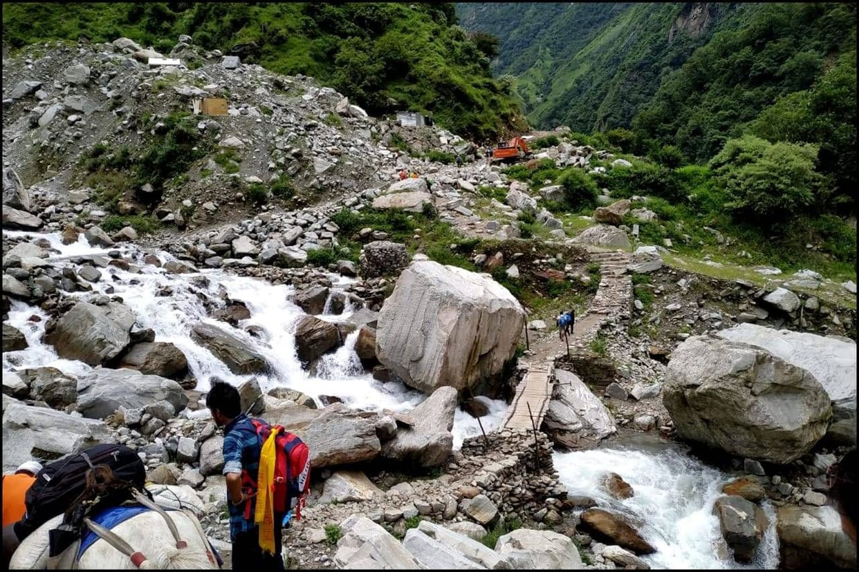 kailaash yaatriyon ke 17ven dal ko dhaarachala lautaaya