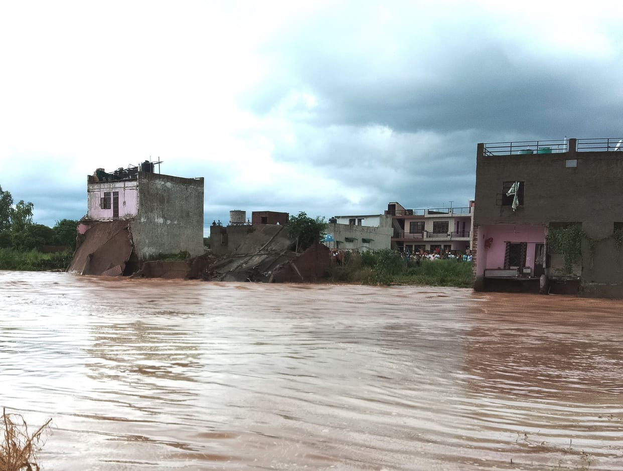 fall three house in Budki rao river