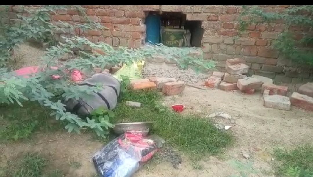 Burglars crossed the goods of one and a half lakhs by making a dent