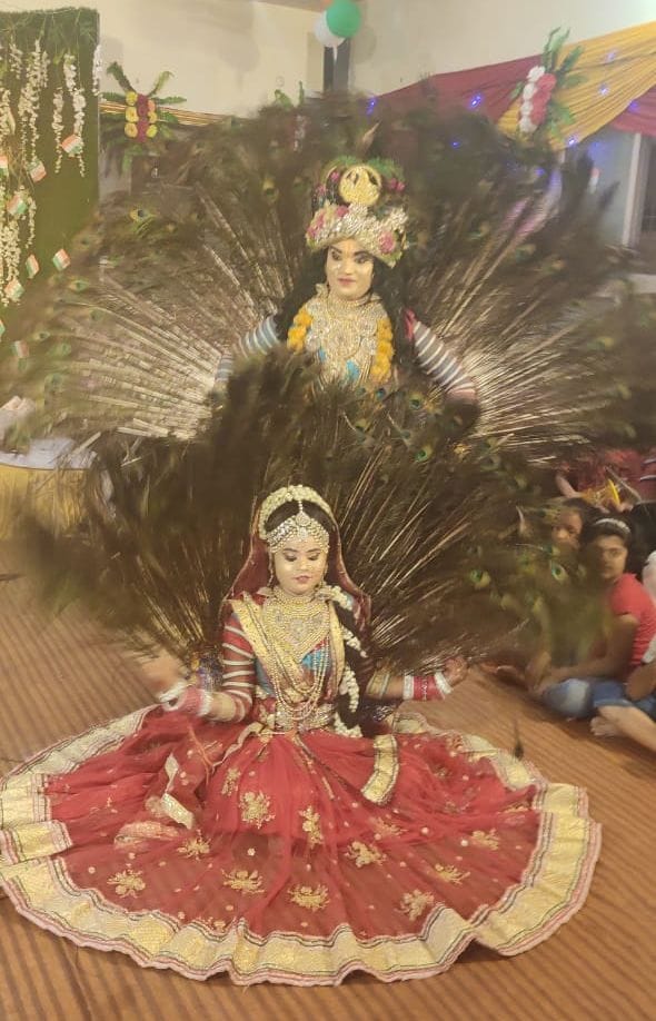Radha Krishna's tableau enhanced the glory of the Jhulelal court