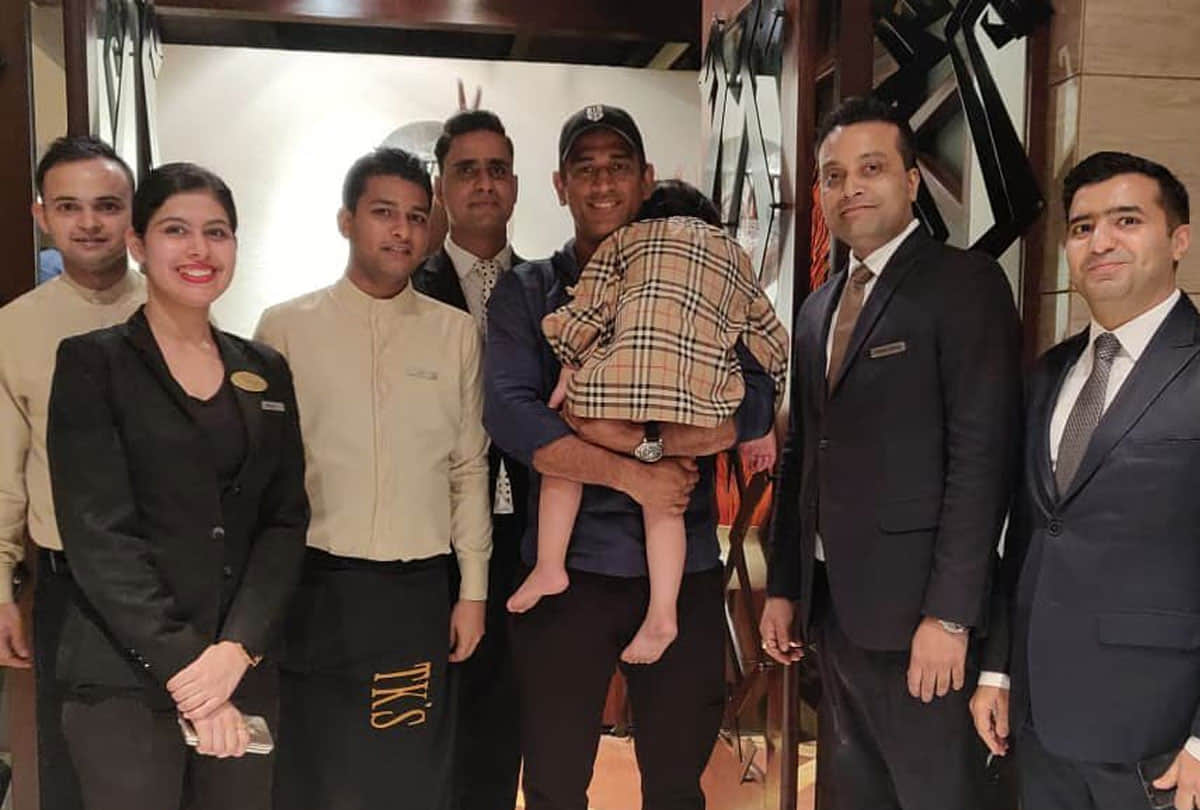 mahendra singh dhoni returned after 15 days army training from kashmir, photos of ms dhoni kashmir