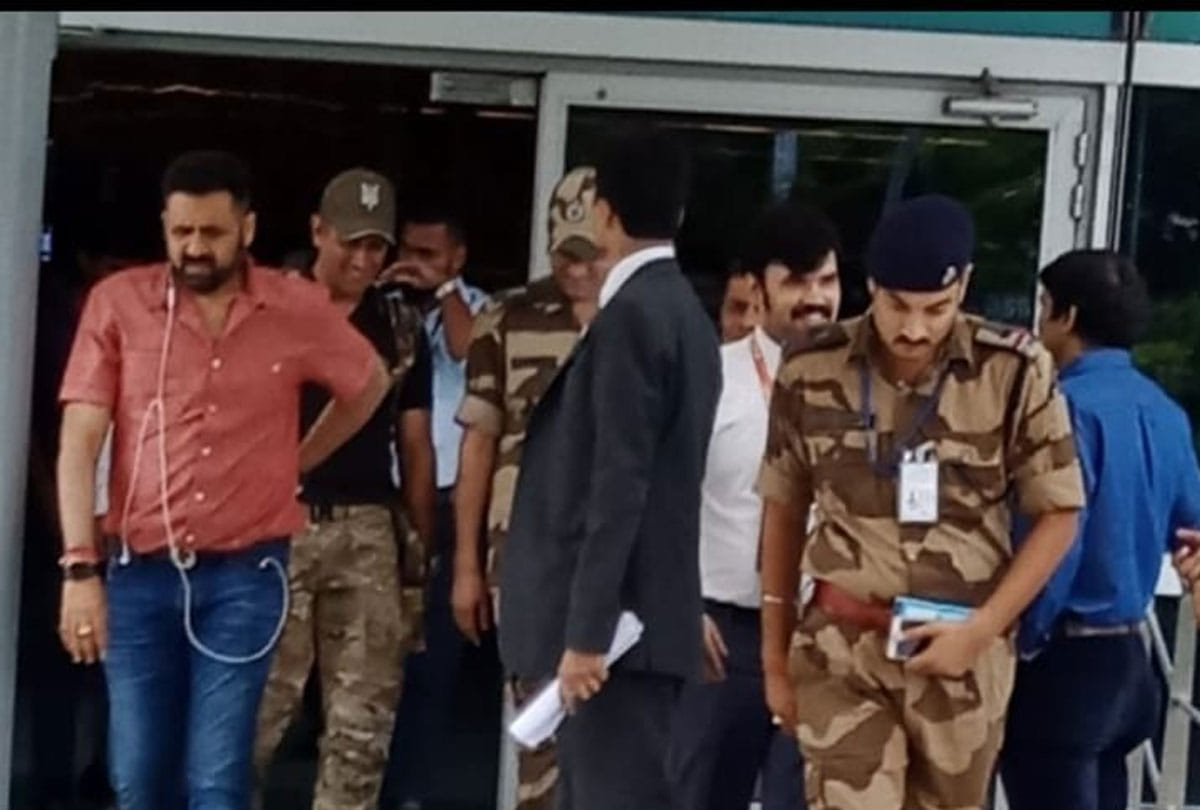 Mahendra Singh Dhoni New Look After Completing His Army Training In Awantipora Jammu Kashmir