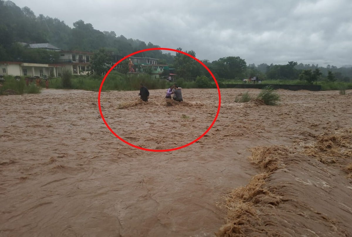 Himachal Pradesh Hamirpur Heavry Rain Three teachers and student Swept away in Flooded river