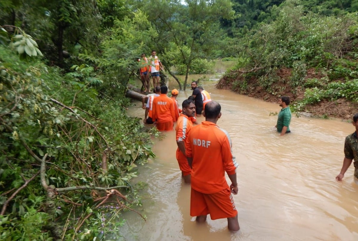 Heavy Rain And Landslide In Kangra Tourist Stranded in Lahaul Himachal Pradesh snowfall in rohtang