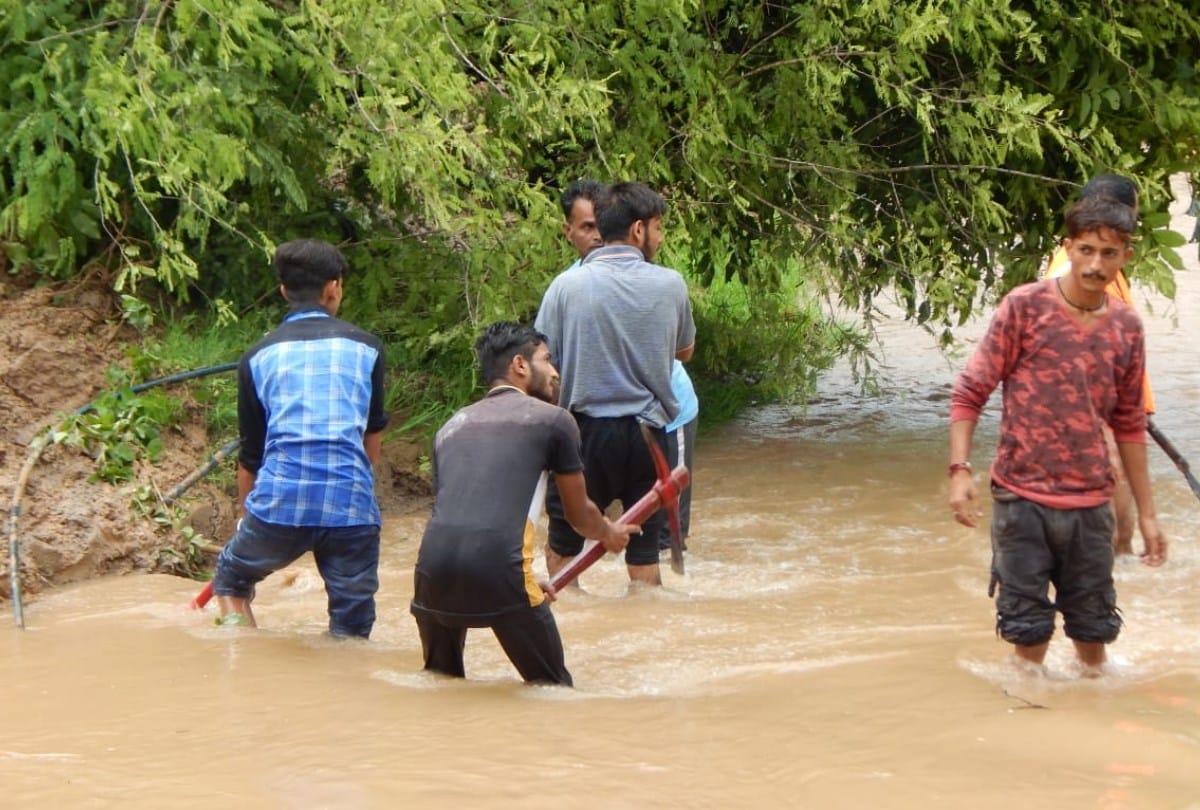 Heavy Rain And Landslide In Kangra Tourist Stranded in Lahaul Himachal Pradesh snowfall in rohtang