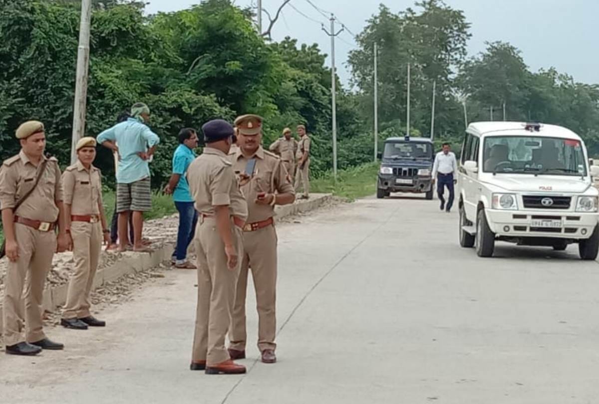 student died by goons attack, sp politicians reached victims house, ask govt to help them