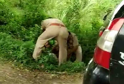 kanpur police two constable fighting middle on the road, suspended