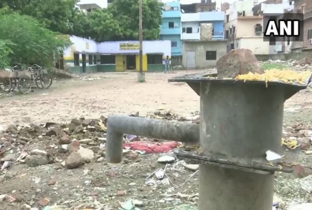No water no electricity in primary school in Lucknow.