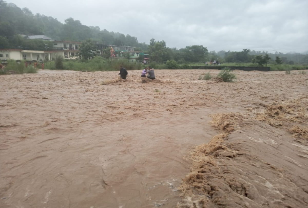 death toll 27 and 1088 roads closed in himachal due to landslide after heavy rainfall